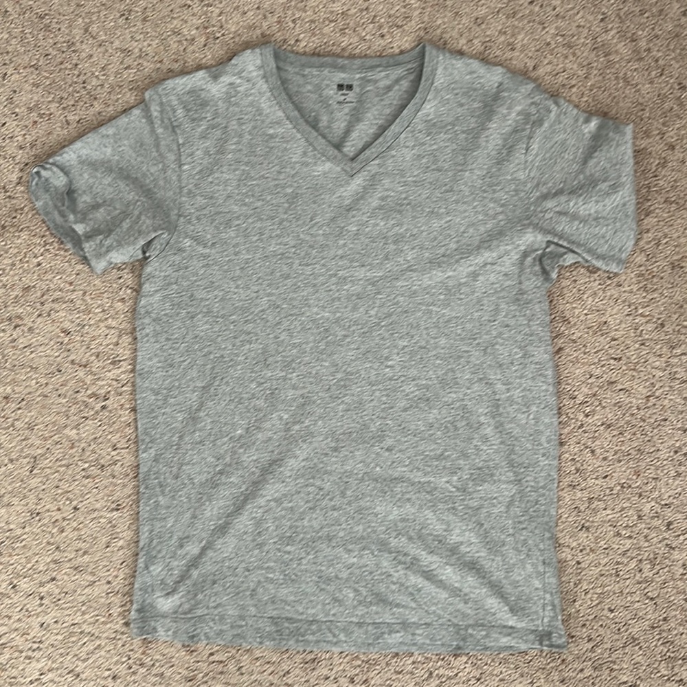 Uniqlo- v-neck Supima (grey)